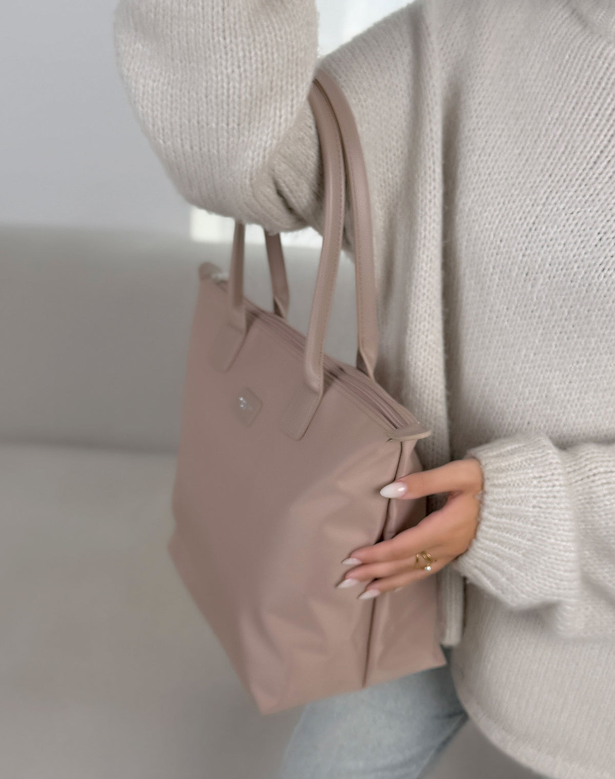 Grand sac cabas femme beige rosé tendance effet nylon avec fermeture zippée