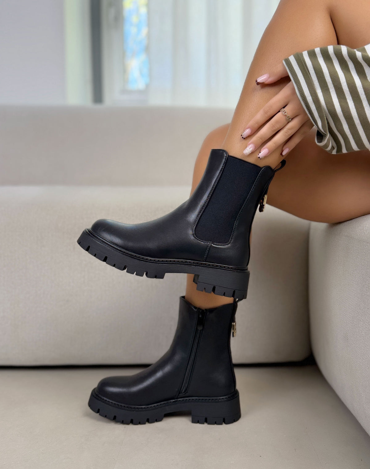 Bottines femme noires tendance à semelle crantée et détail doré