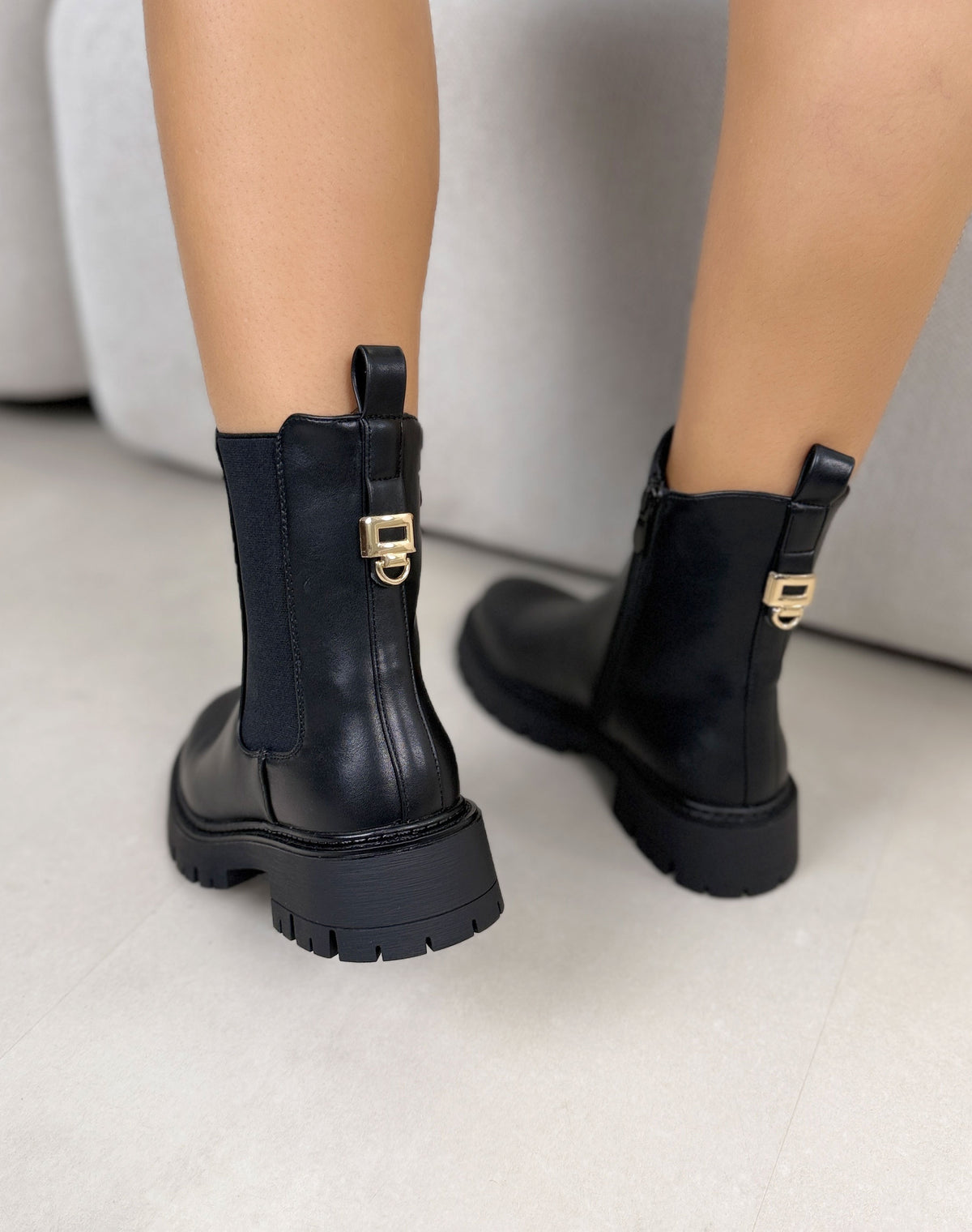 Bottines femme noires tendance à semelle crantée et détail doré