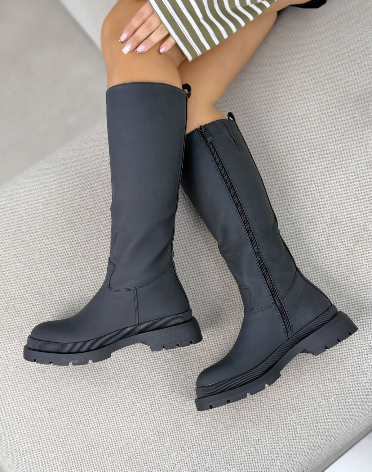 Bottes femme noires tendance à semelle crantée épaisse et tige haute