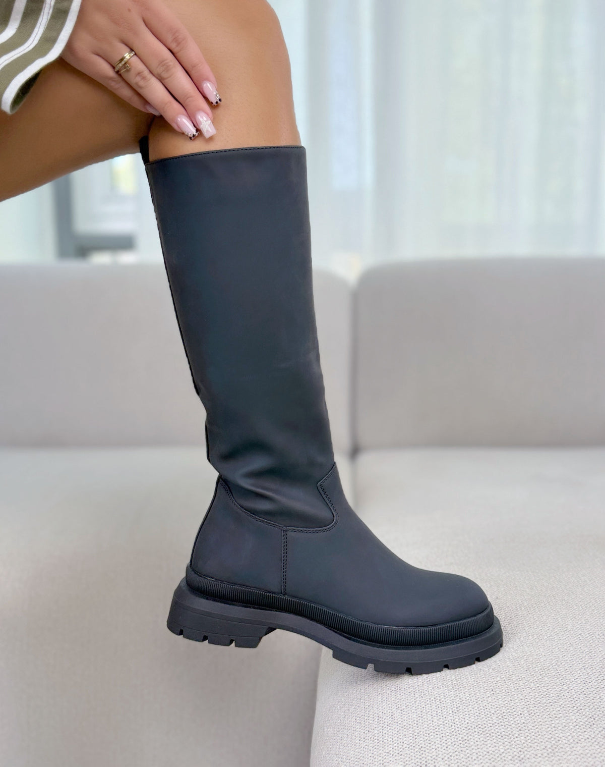 Bottes femme noires tendance à semelle crantée épaisse et tige haute