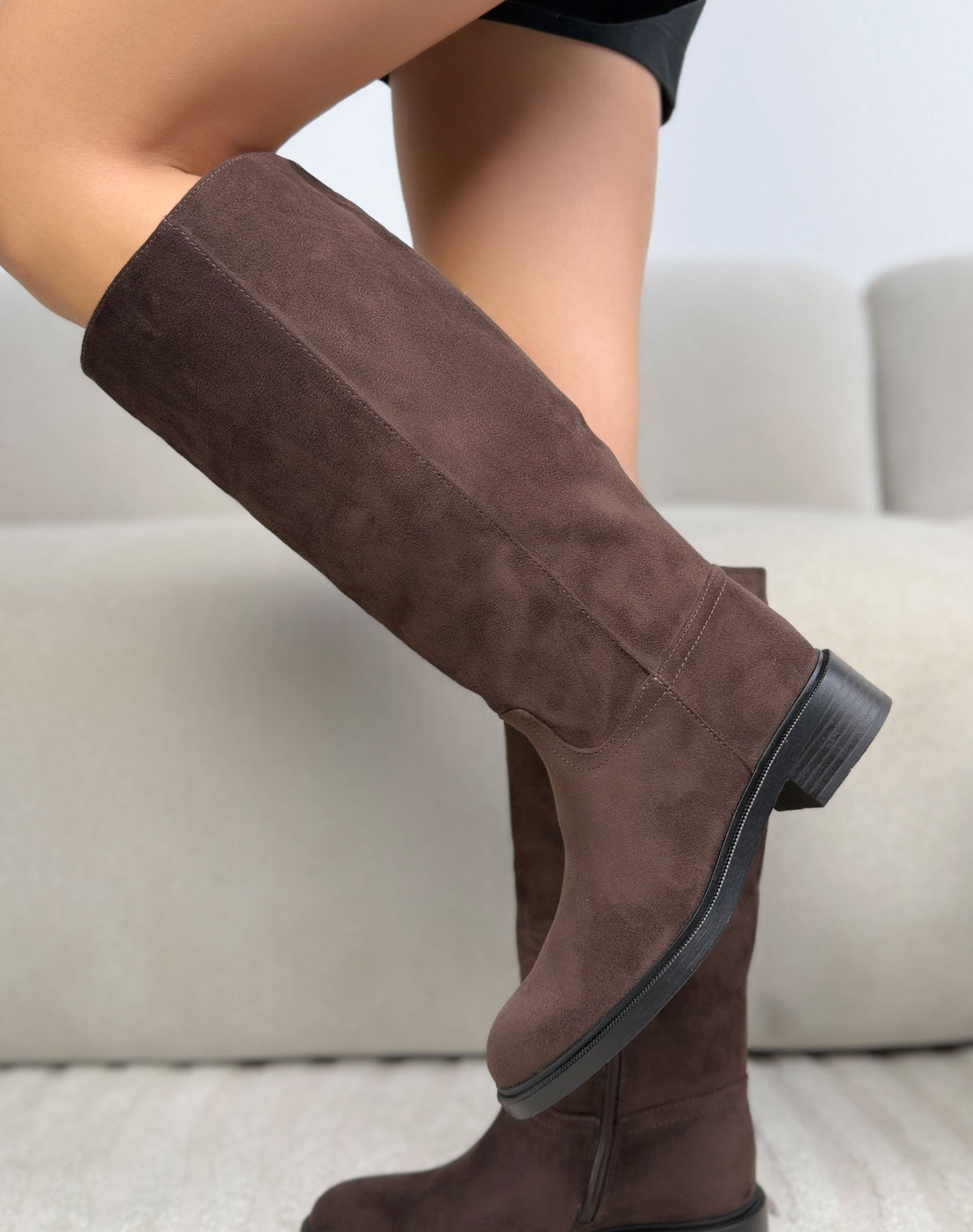 Bottes femme marron élégantes en suédine à talon carré