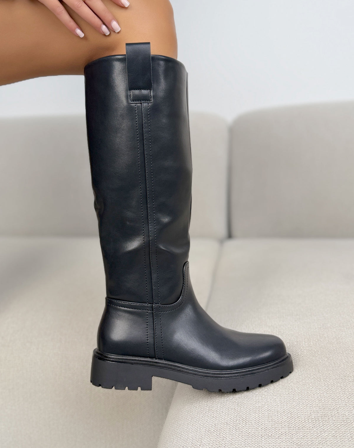Bottes femme noires tendance à semelle crantée et tige haute