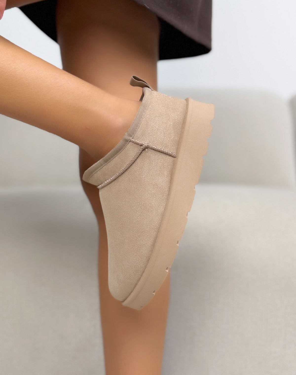 Bottines fourrées femme beige tendance en suédine à semelle épaisse