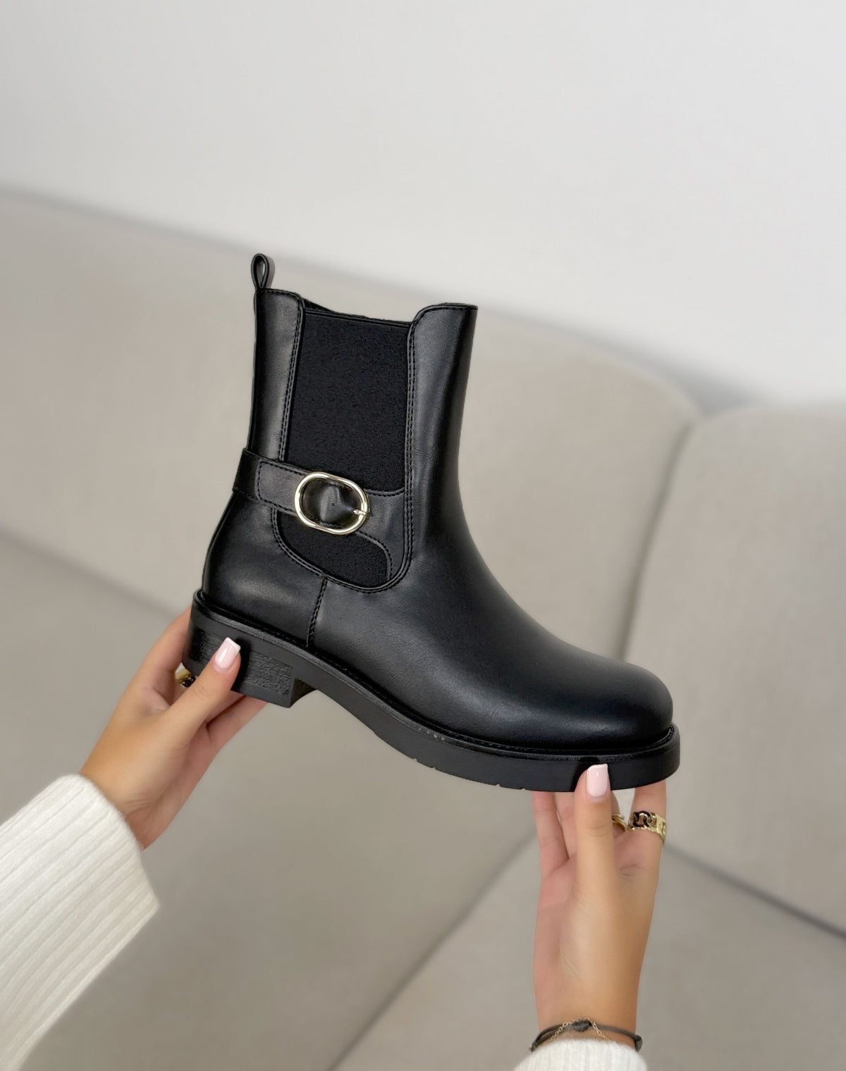 Bottines femme noires élégantes avec boucle dorée et talon carré
