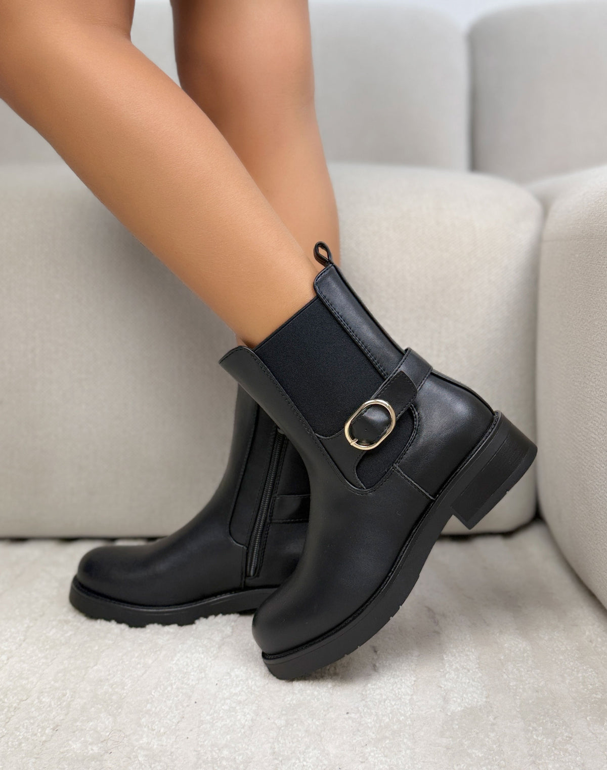 Bottines femme noires élégantes avec boucle dorée et talon carré