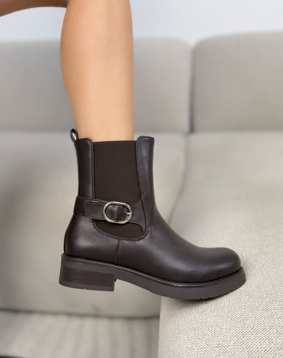 Bottines femme marron chocolat tendance avec boucle dorée et talon carré