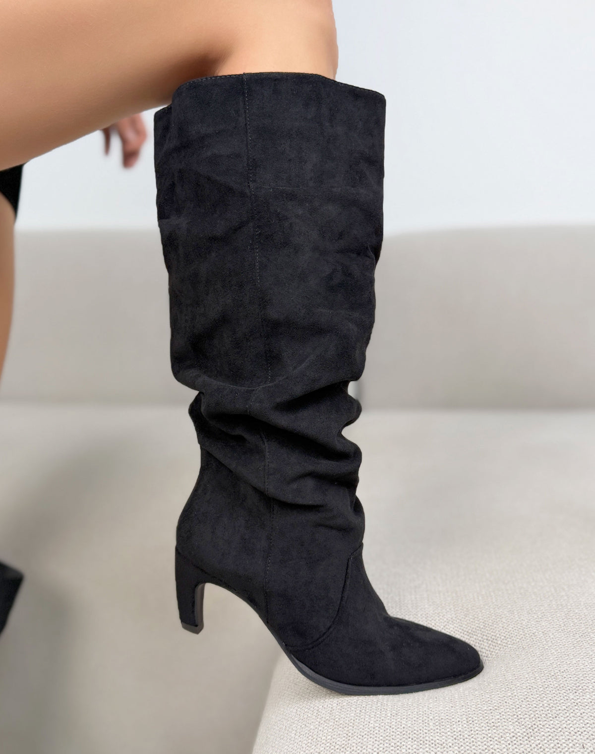 Bottes hautes plissées noires femme effet daim, bout pointu et talon fin