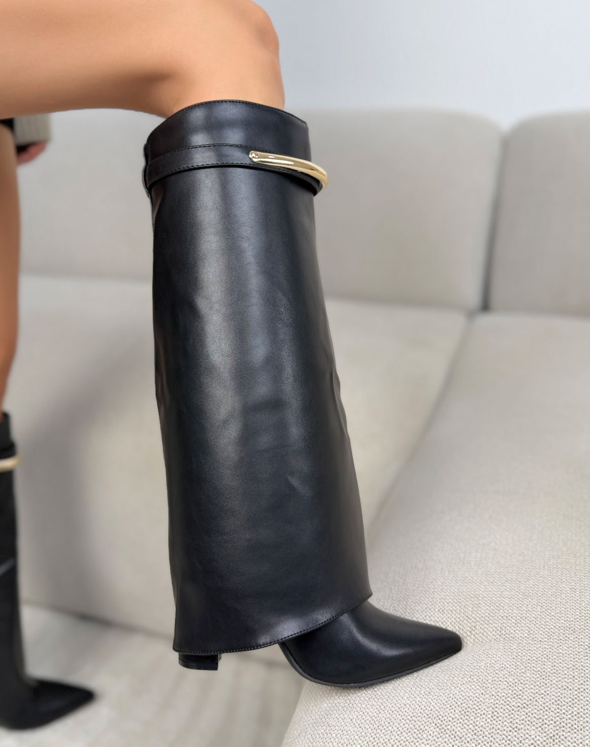 Bottes hautes à revers noires femme effet cuir, bout pointu et barrette dorée