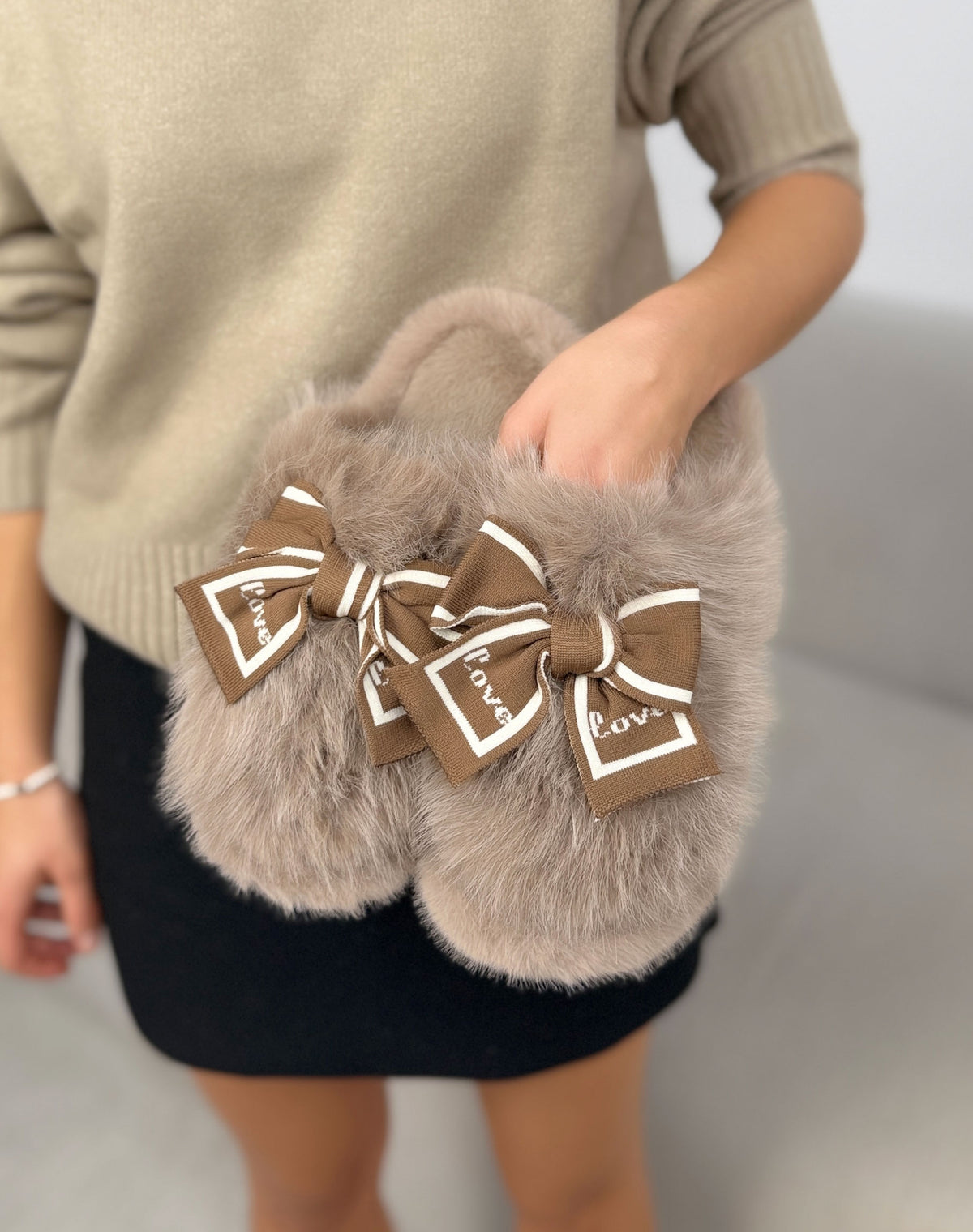 Chaussons femme taupe tendance en fausse fourrure avec nœud