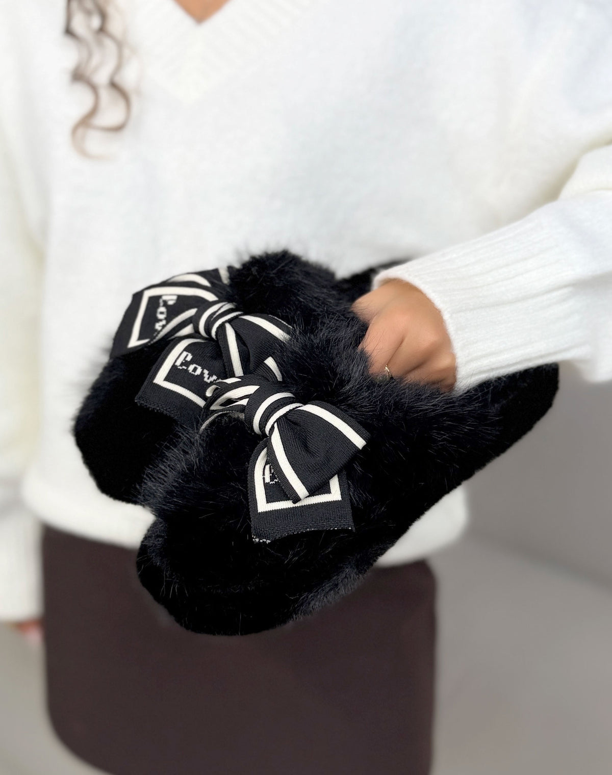 Chaussons femme noirs tendance en fausse fourrure avec nœud