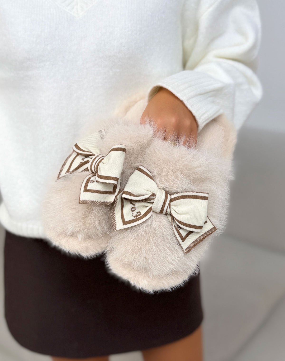 Chaussons femme beiges tendance en fausse fourrure avec nœud