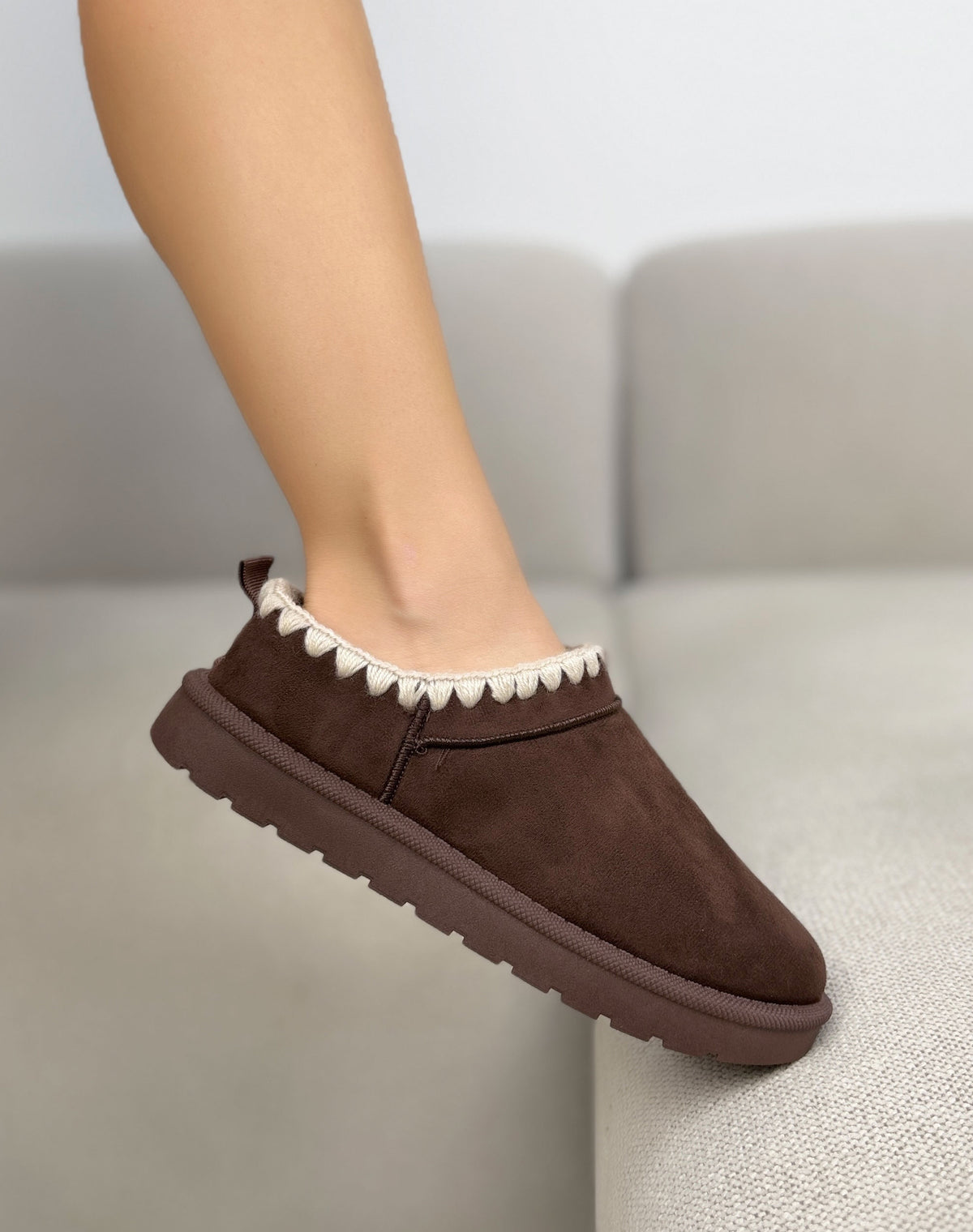 Mules fourrées marron chocolat femme effet daim avec surpiqûres crème