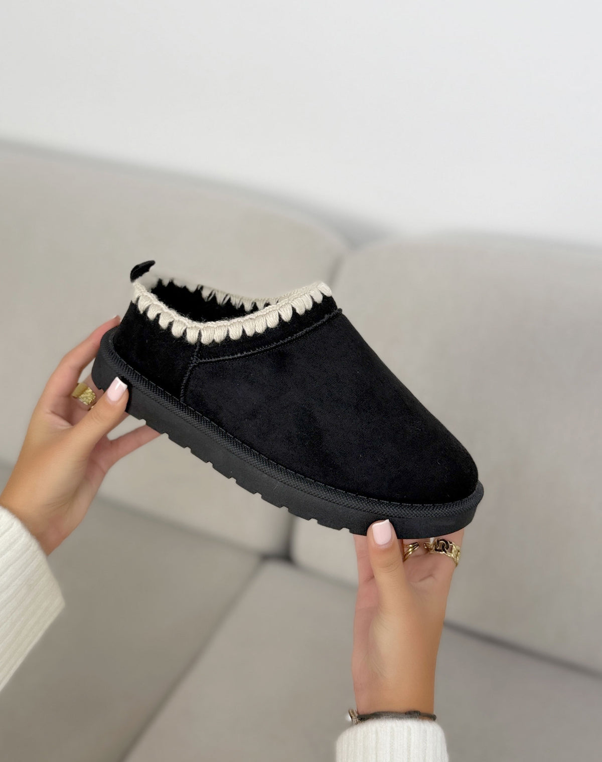 Mules fourrées noires femme effet daim avec surpiqûres crème