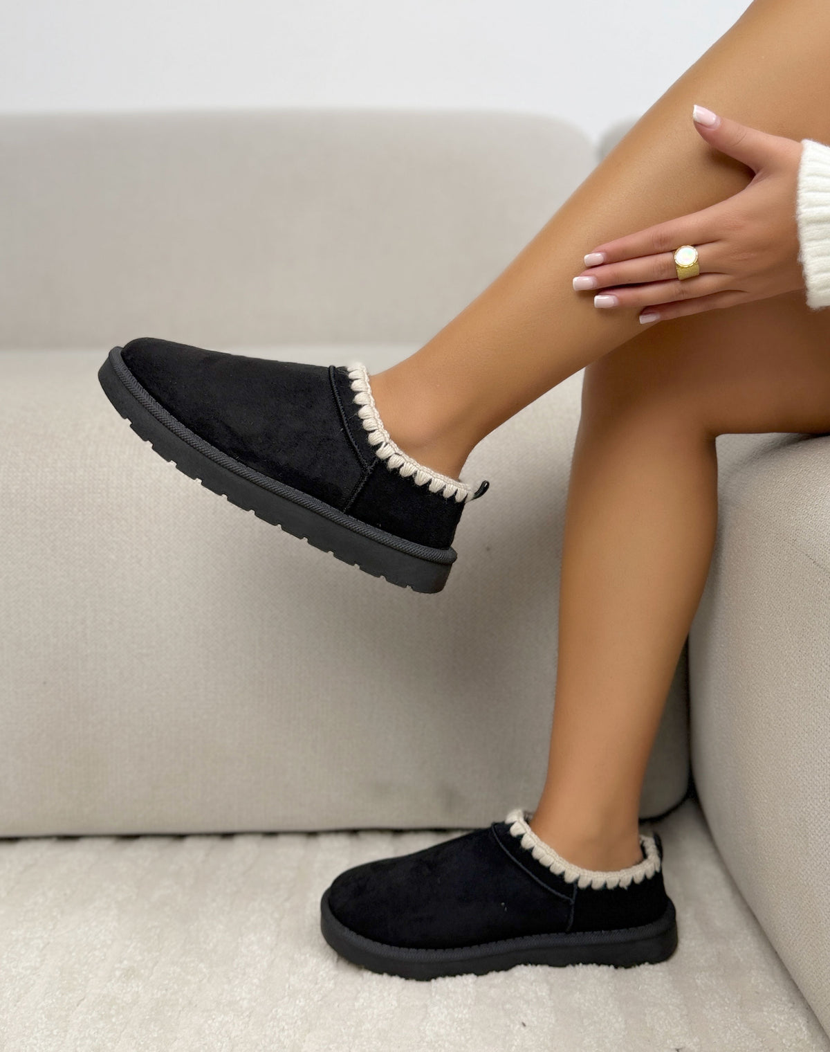 Mules fourrées noires femme effet daim avec surpiqûres crème