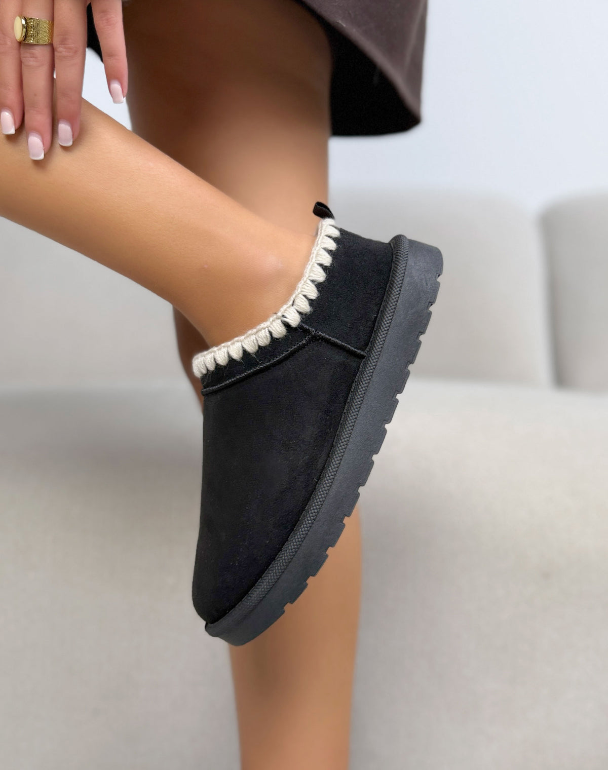 Mules fourrées noires femme effet daim avec surpiqûres crème