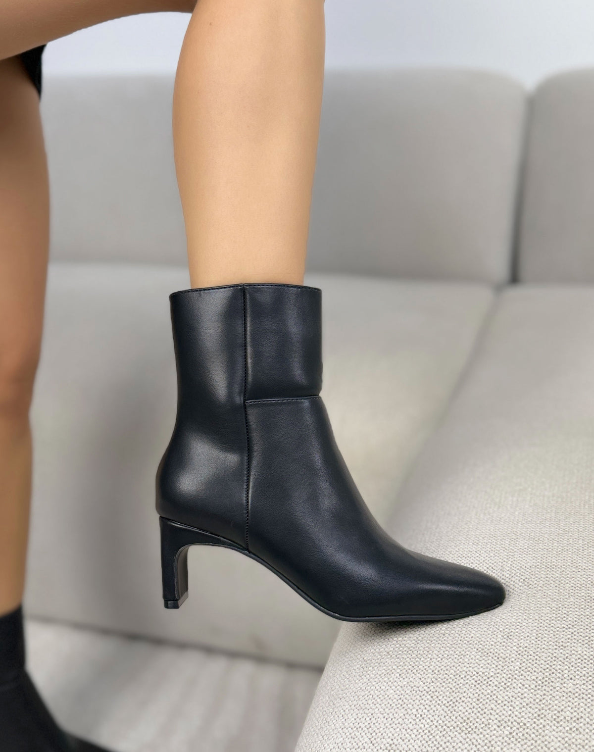 Bottines noires femme effet cuir lisse, bout carré et talon fin