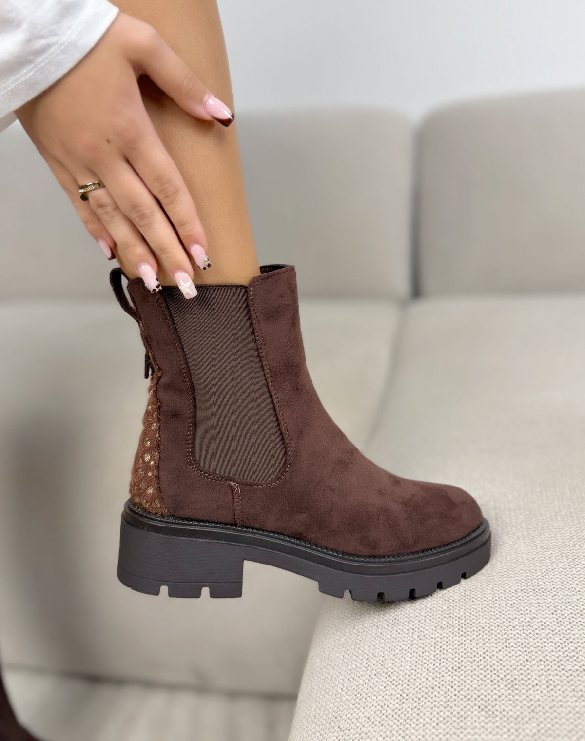 Bottines marron chocolat femme effet daim, élastiques, semelle crantée et détail pailleté