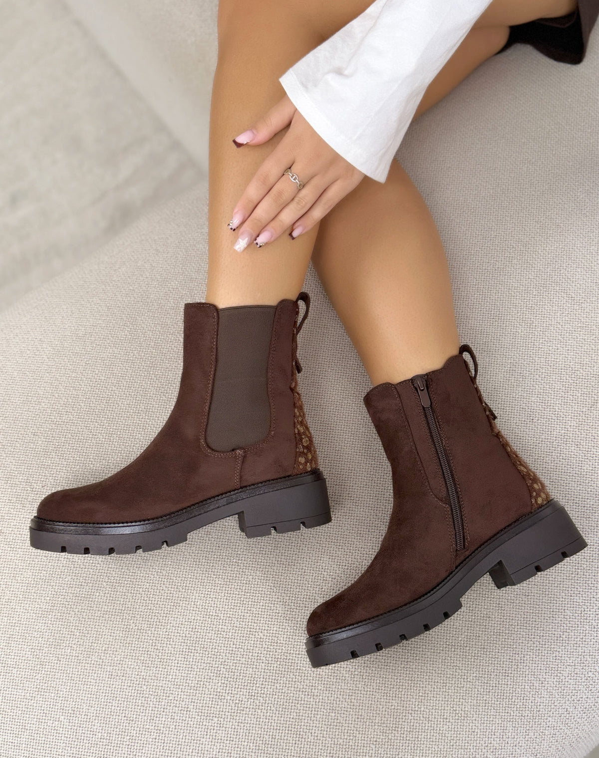 Bottines marron chocolat femme effet daim, élastiques, semelle crantée et détail pailleté