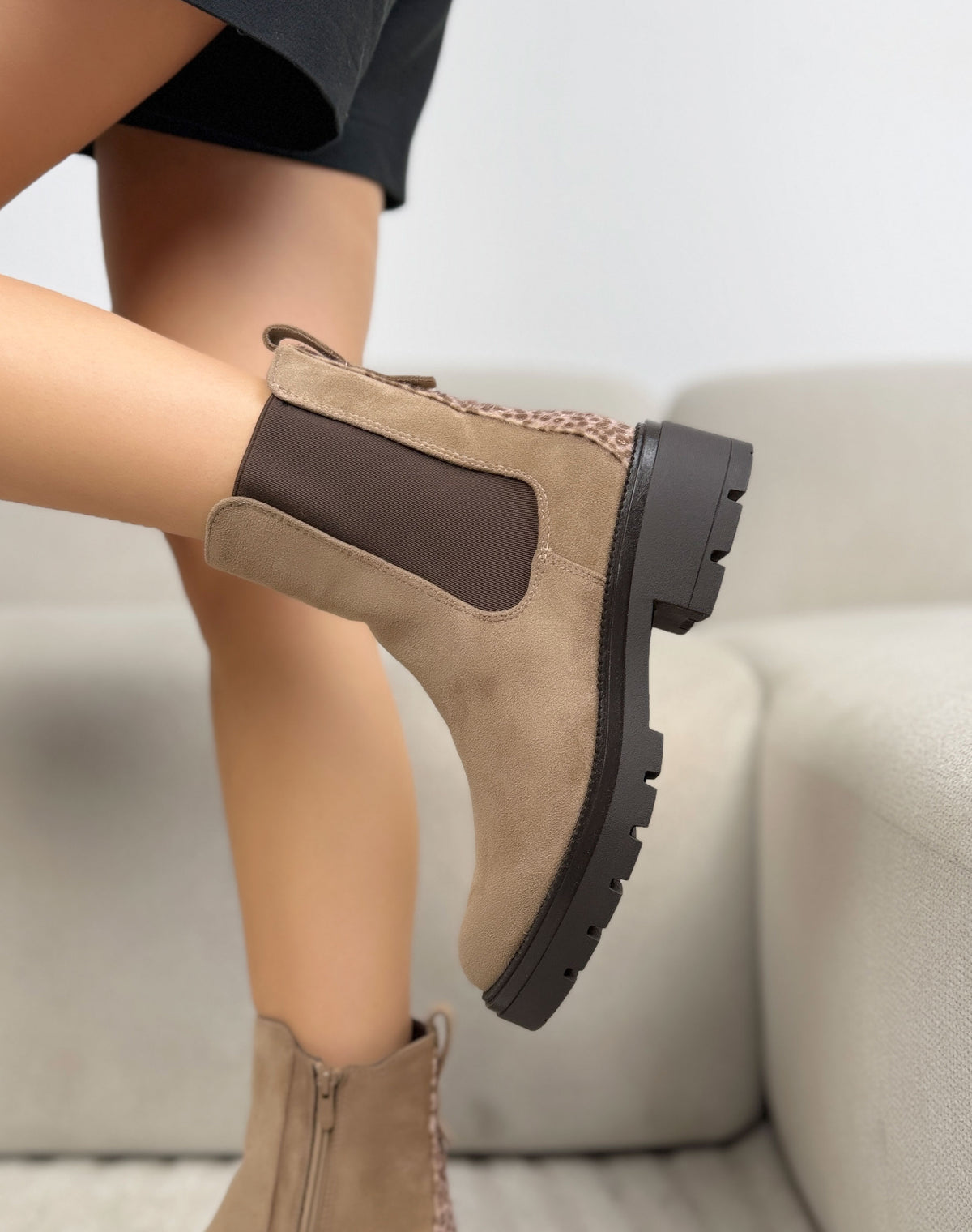Bottines taupe femme effet daim, élastiques marron, semelle crantée et détail texturé