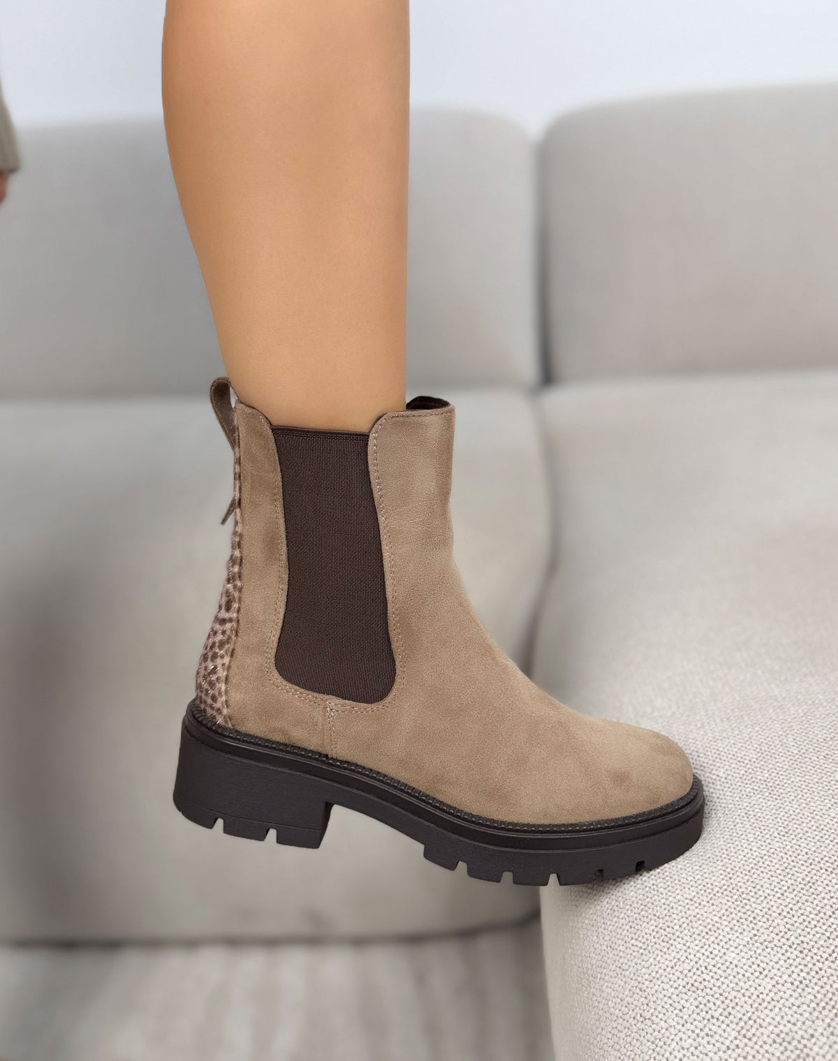 Bottines taupe femme effet daim, élastiques marron, semelle crantée et détail texturé