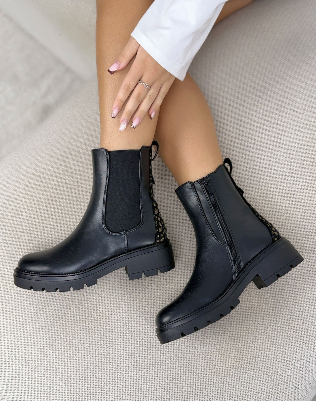 Bottines noires femme effet cuir, élastiques, semelle crantée et détail pailleté doré
