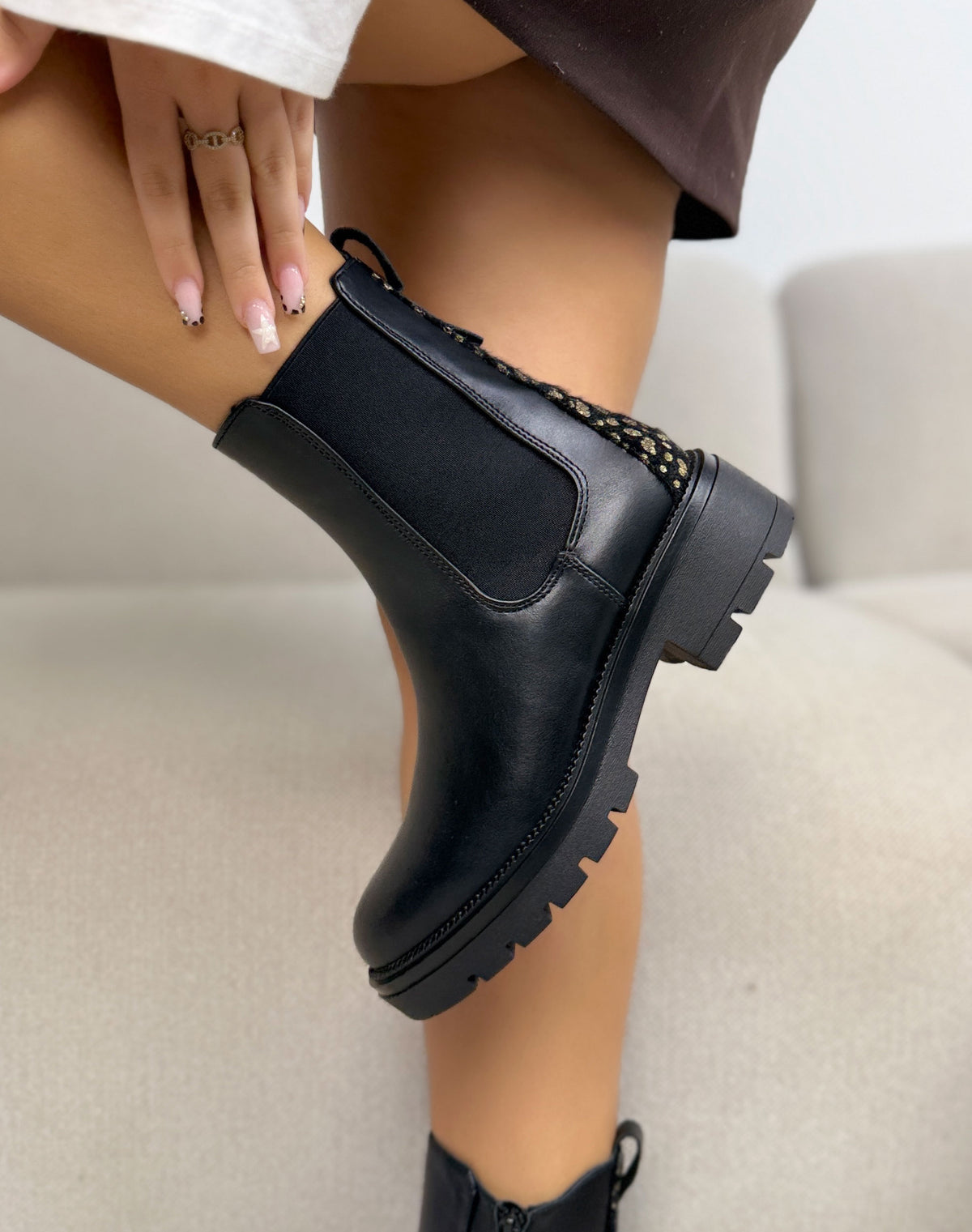 Bottines noires femme effet cuir, élastiques, semelle crantée et détail pailleté doré