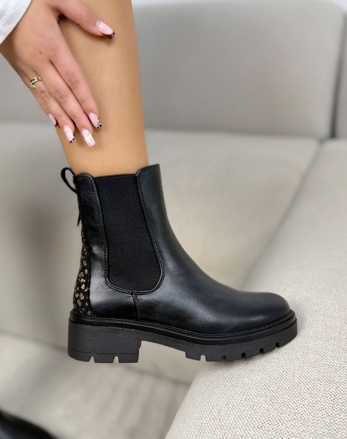 Bottines noires femme effet cuir, élastiques, semelle crantée et détail pailleté doré
