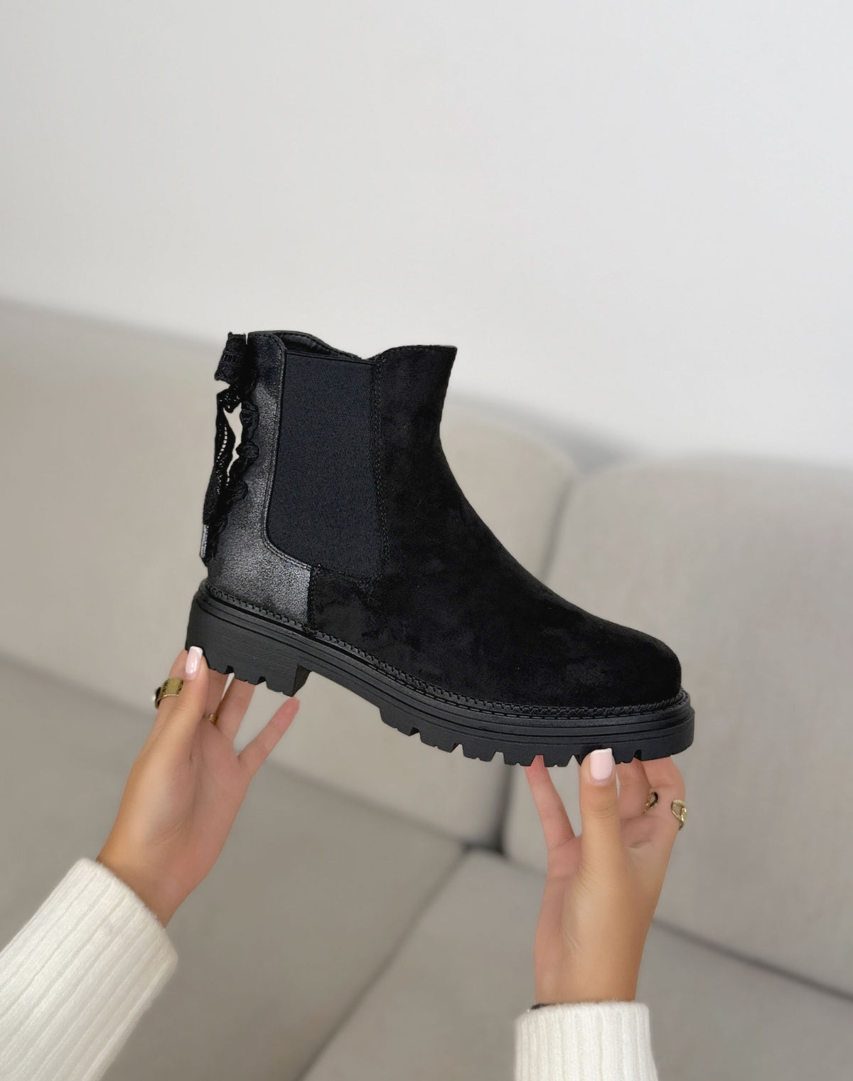 Bottines noires femme effet daim laçage dentelle à l’arrière et semelle crantée
