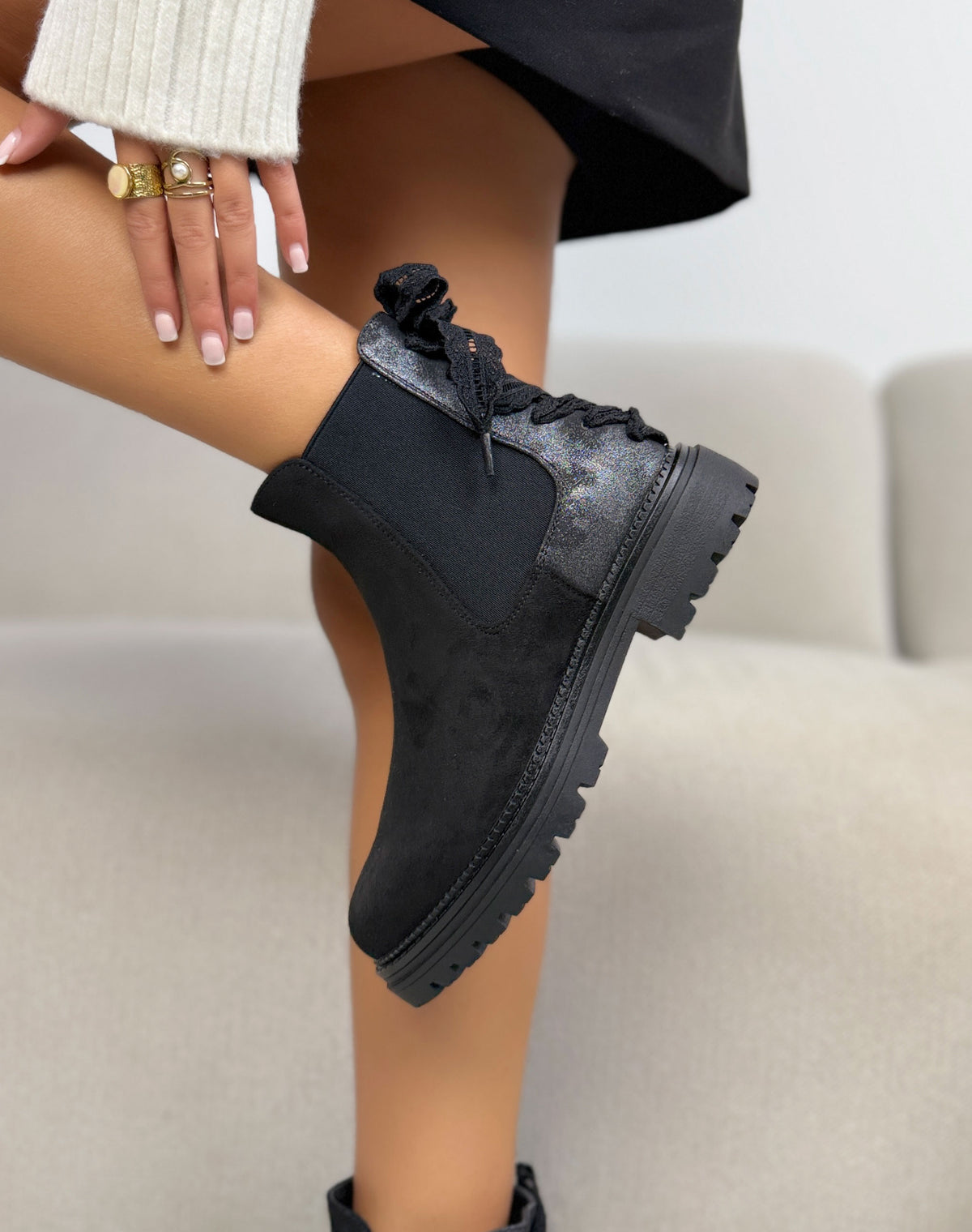 Bottines noires femme effet daim laçage dentelle à l’arrière et semelle crantée