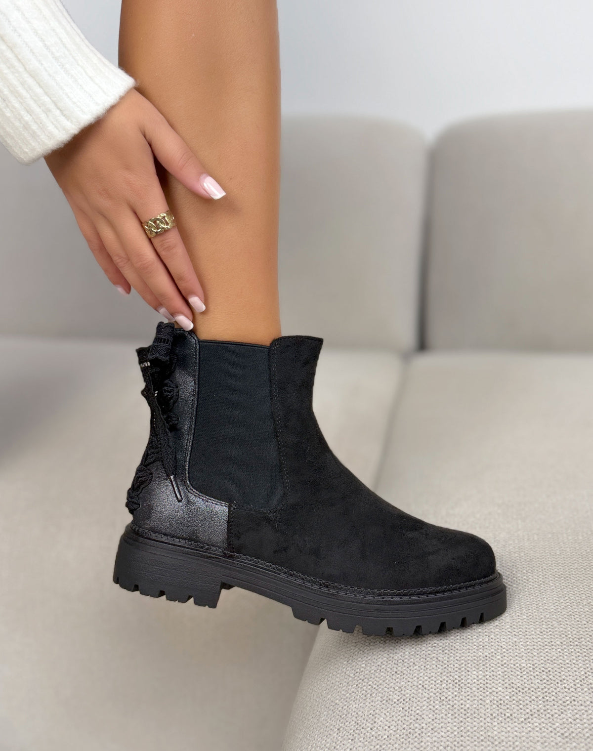 Bottines noires femme effet daim laçage dentelle à l’arrière et semelle crantée
