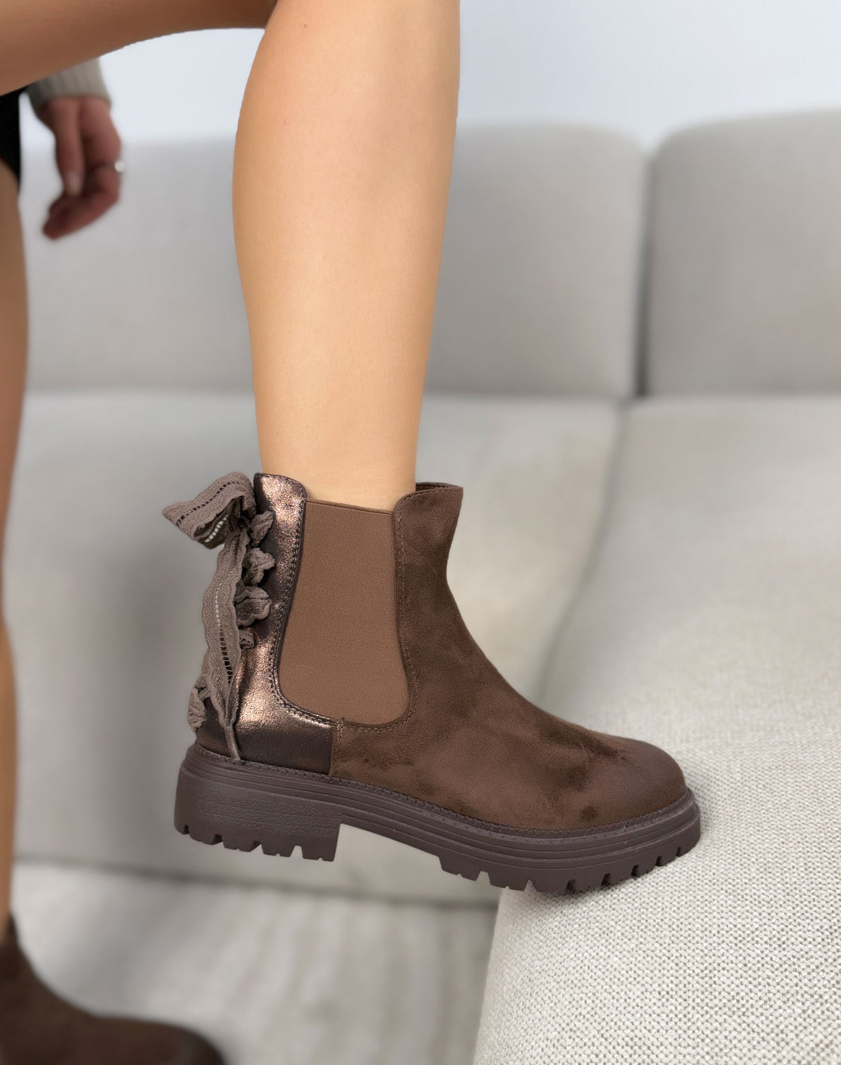 Bottines camel femme effet daim, laçage dentelle à l’arrière et semelle crantée