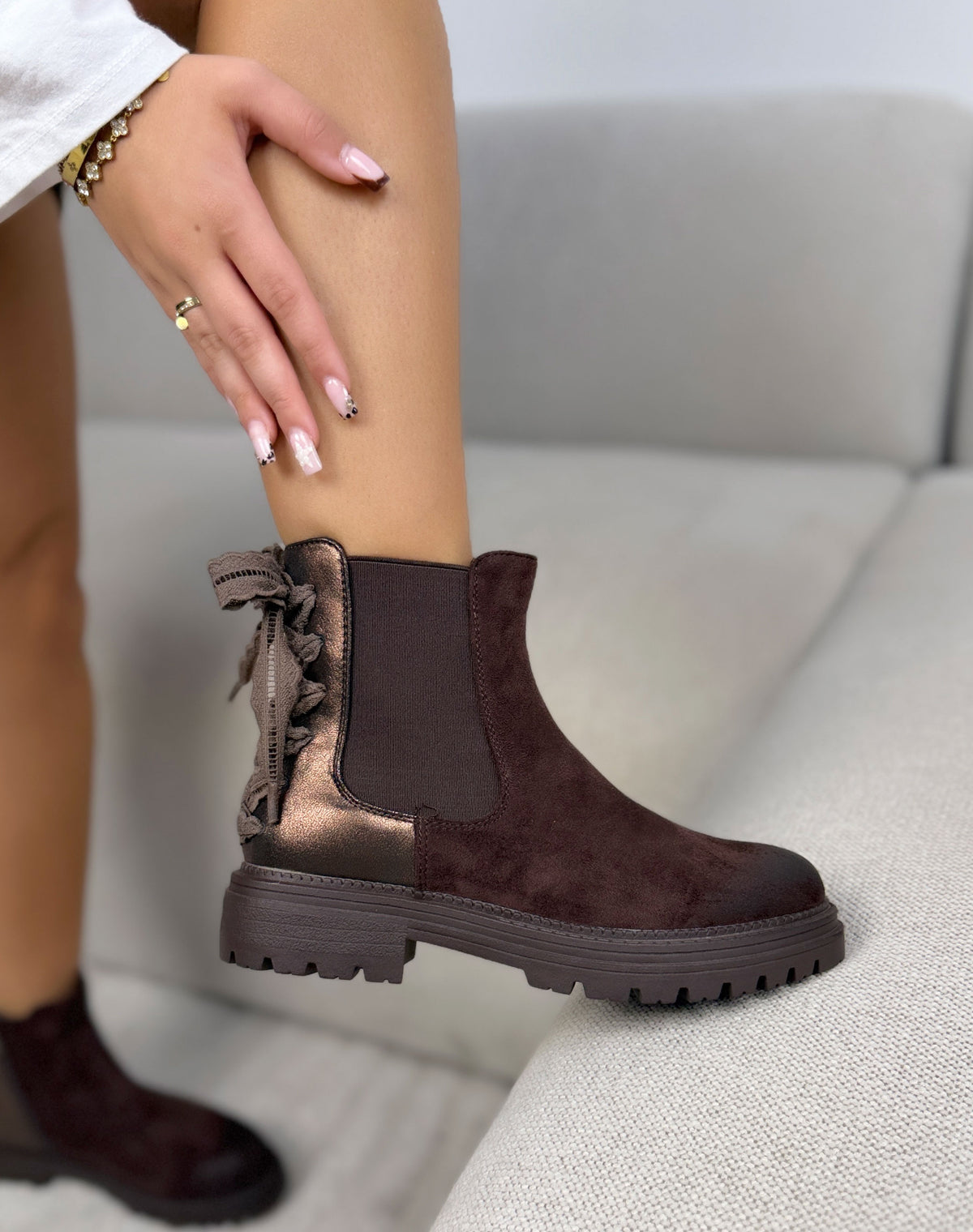 Bottines marron chocolat femme effet daim, laçage dentelle à l’arrière et semelle crantée