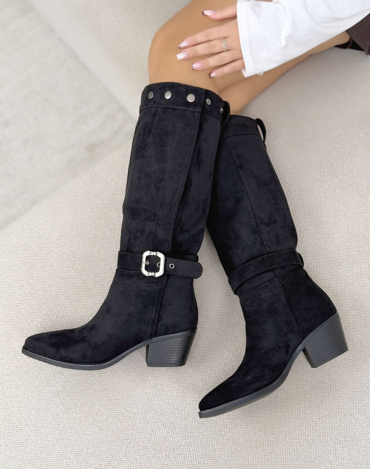 Bottes hautes noires femme effet daim à boucle métallique et talon bloc