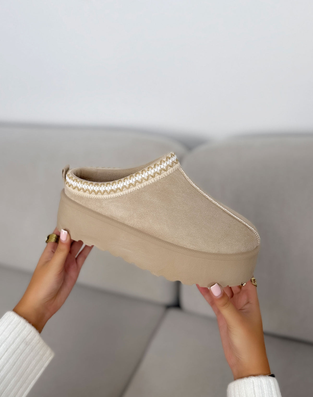 Mules plateforme beige femme effet daim à bordure brodée