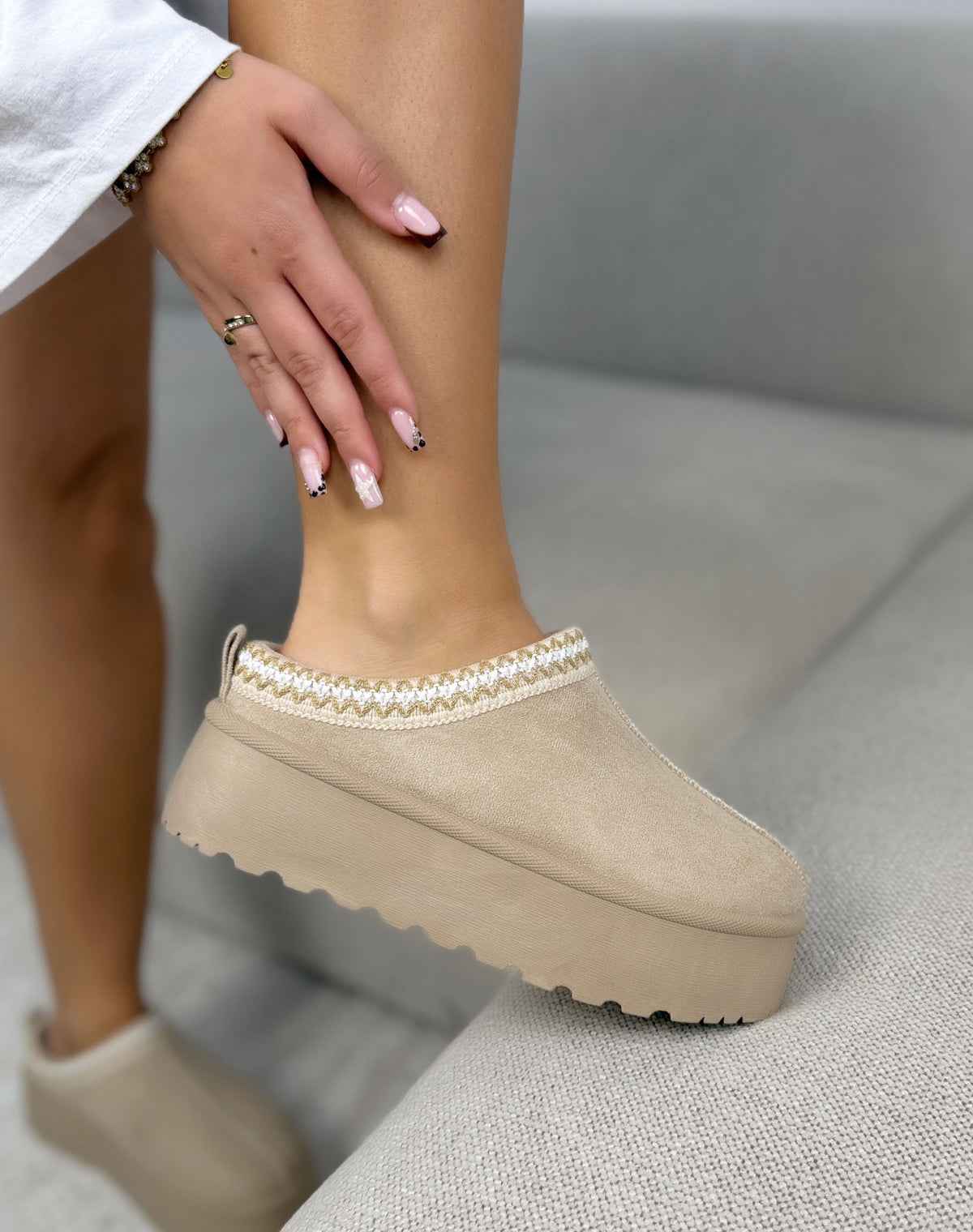 Mules plateforme beige femme effet daim à bordure brodée
