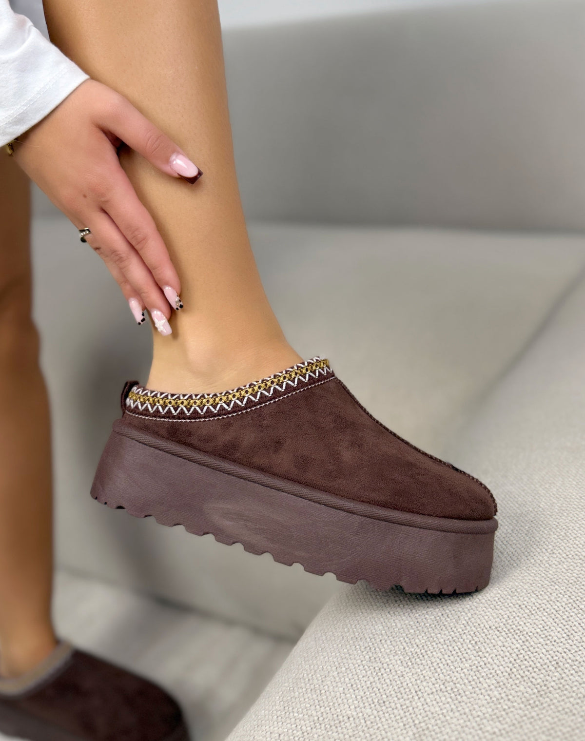 Mules plateforme marron femme effet daim à bordure brodée