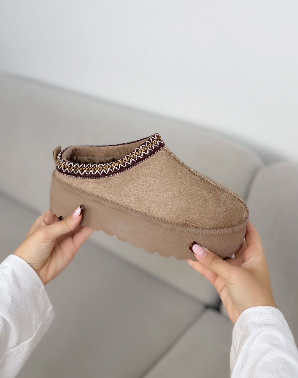 Mules fourrées plateforme taupe femme effet daim à bordure brodée