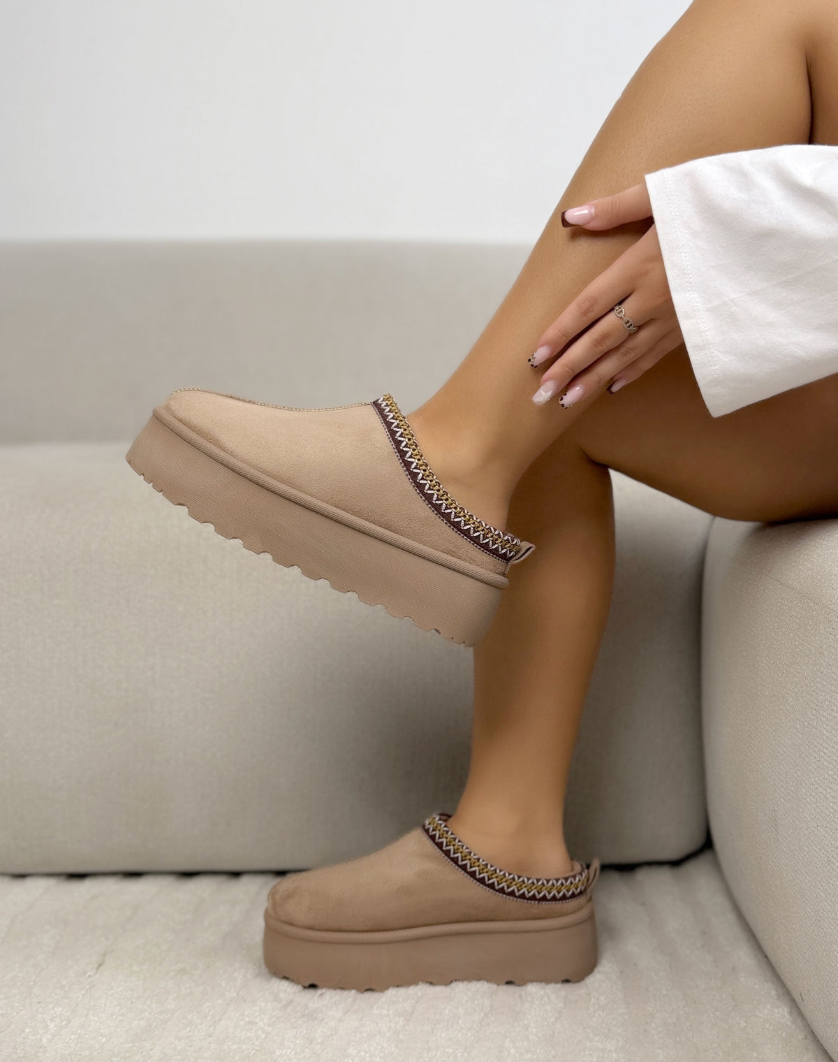 Mules fourrées plateforme taupe femme effet daim à bordure brodée