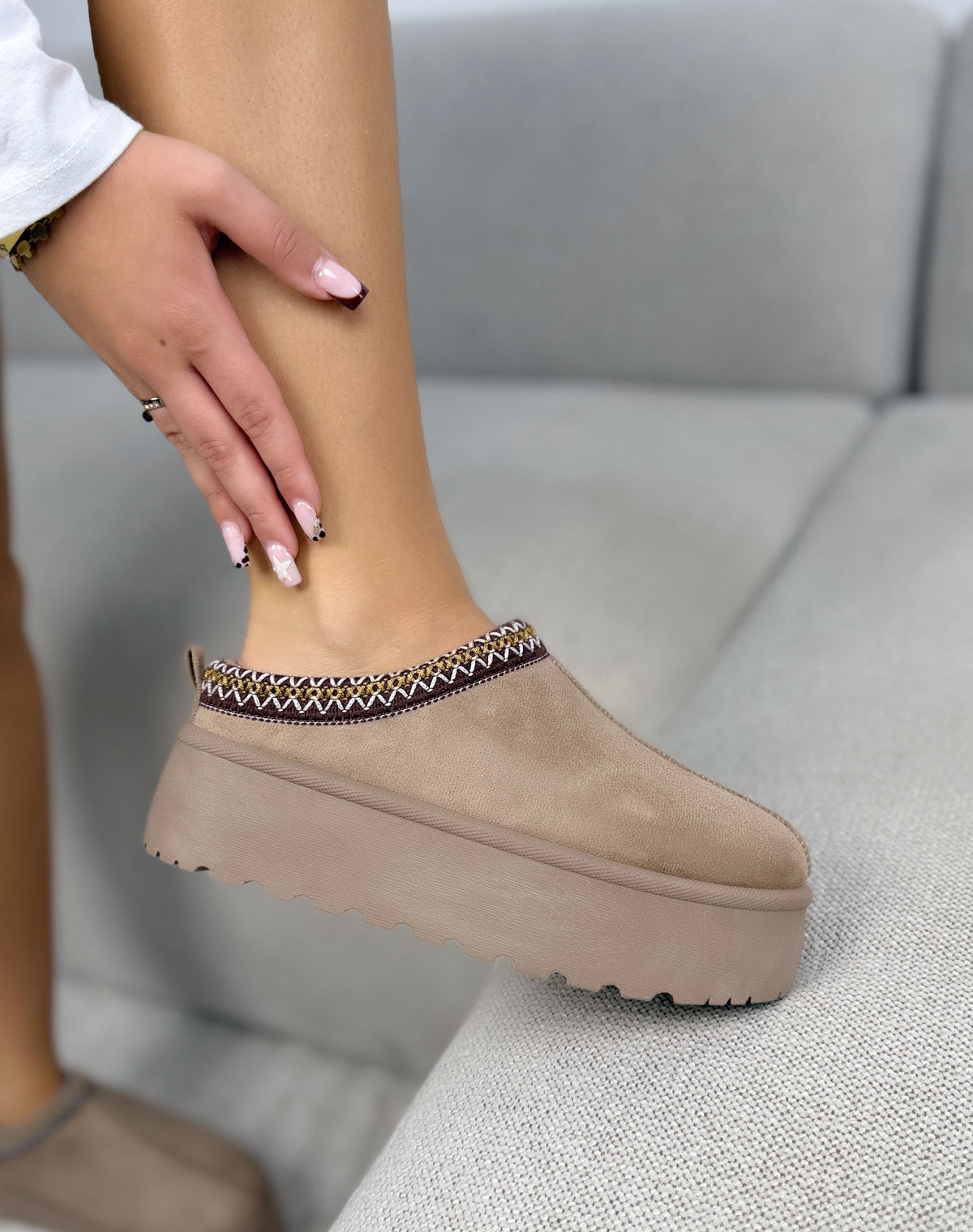 Mules fourrées plateforme taupe femme effet daim à bordure brodée