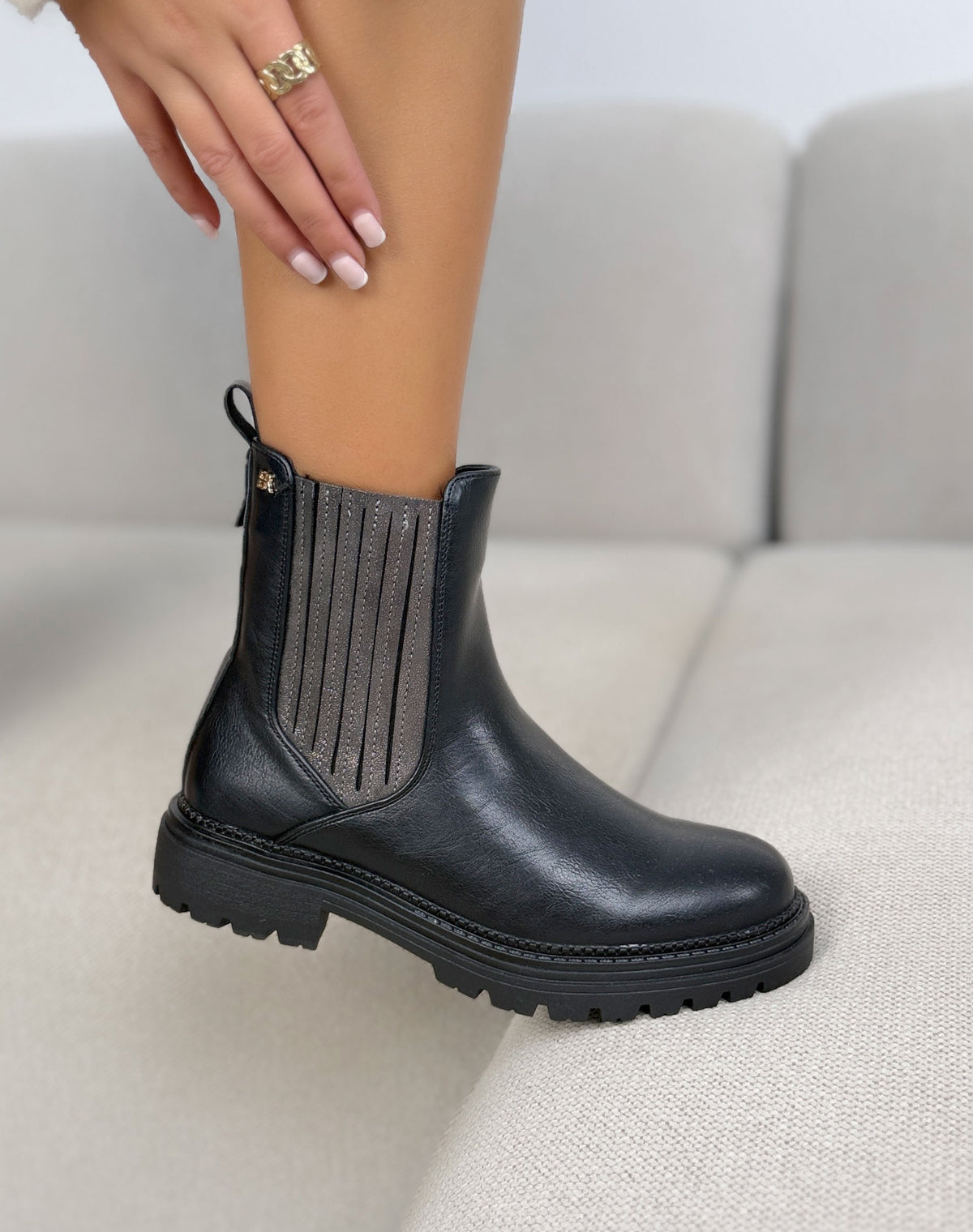 Bottines noires femme effet cuir à empiècement pailleté et semelle crantée