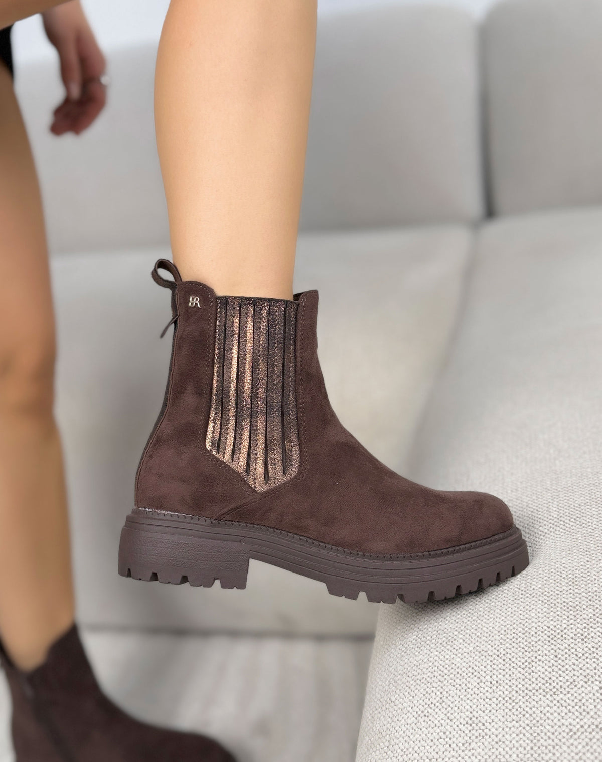 Bottines marron femme effet daim à empiècement métallisé et semelle crantée