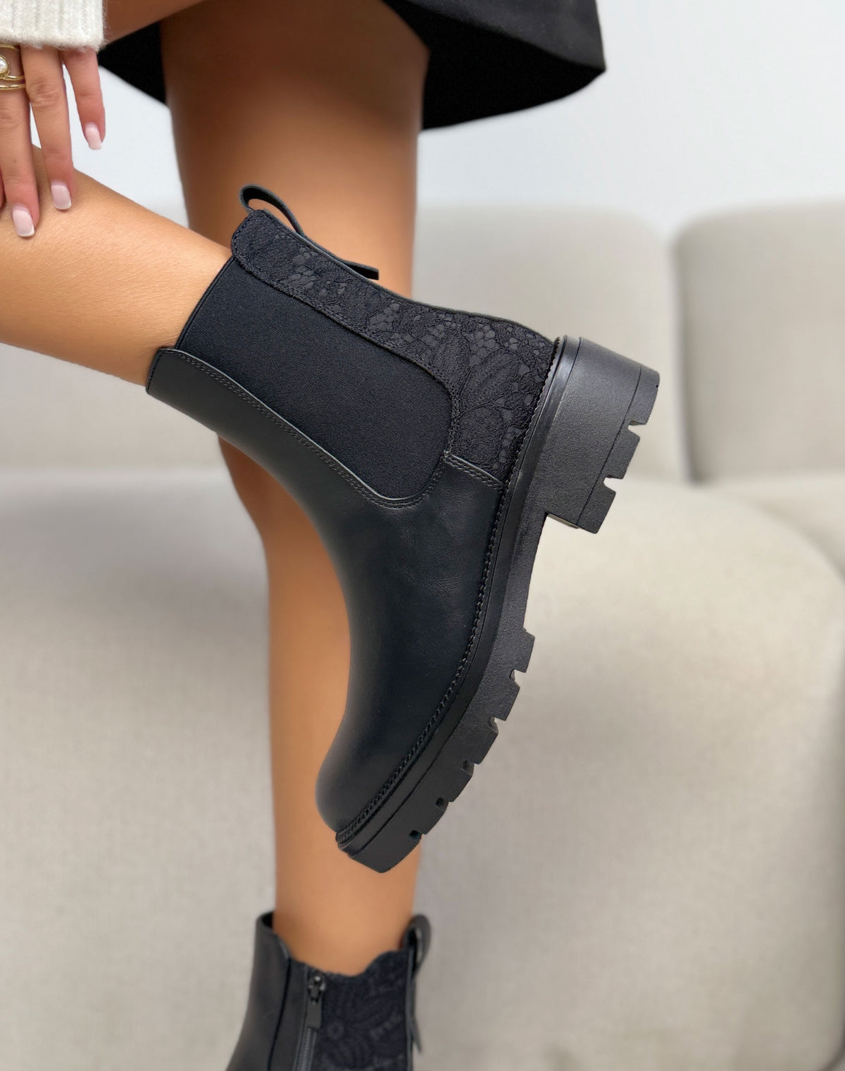 Bottines noires femme effet cuir à empiècement dentelle et semelle crantée