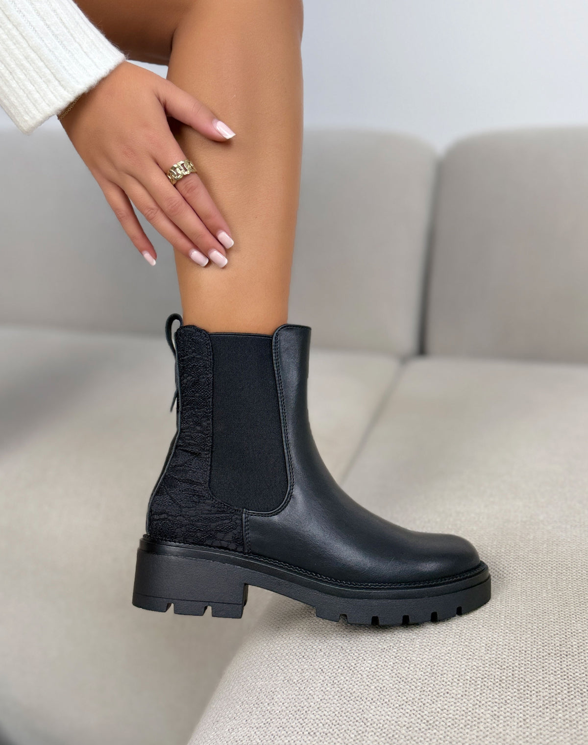 Bottines noires femme effet cuir à empiècement dentelle et semelle crantée