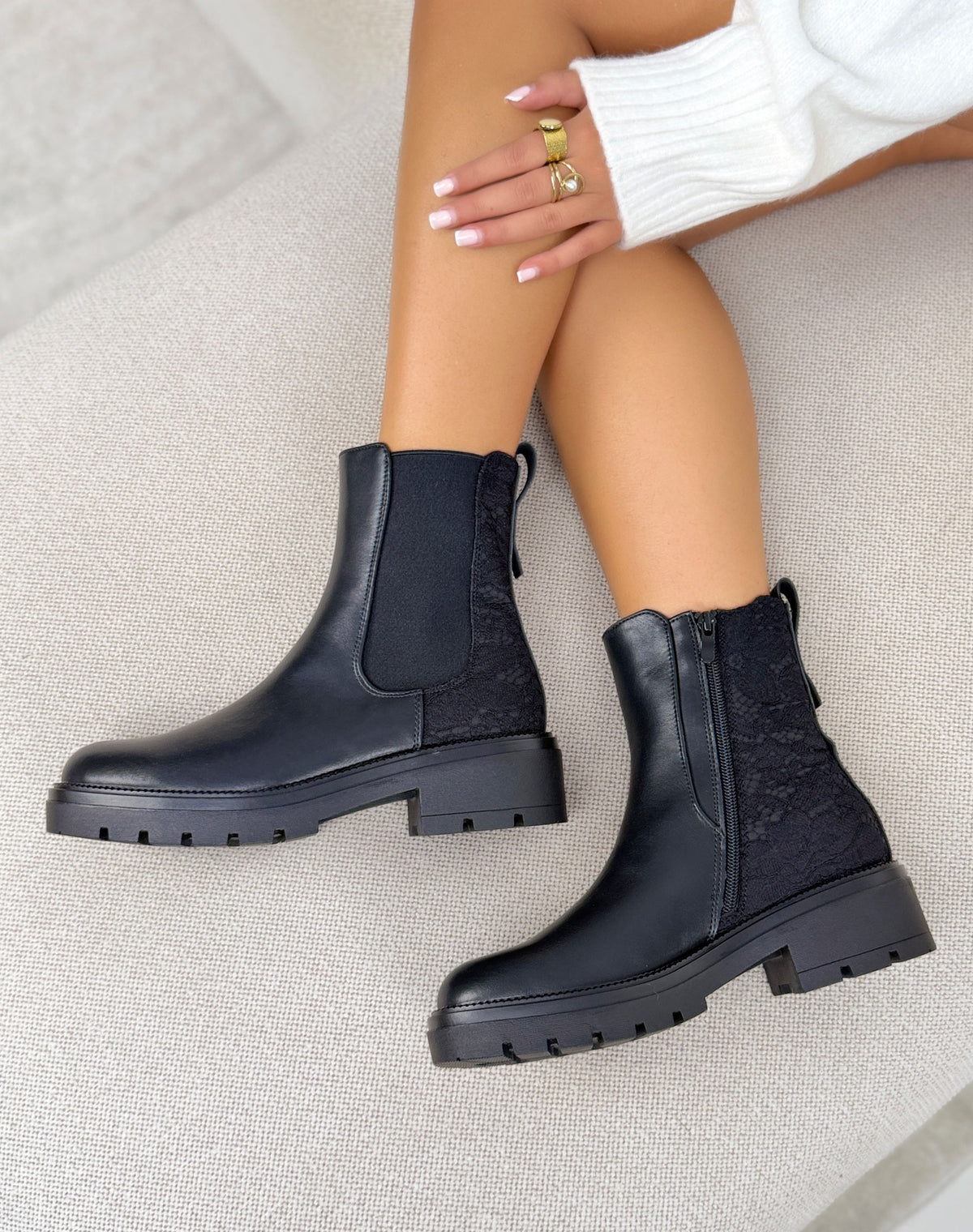 Bottines noires femme effet cuir à empiècement dentelle et semelle crantée