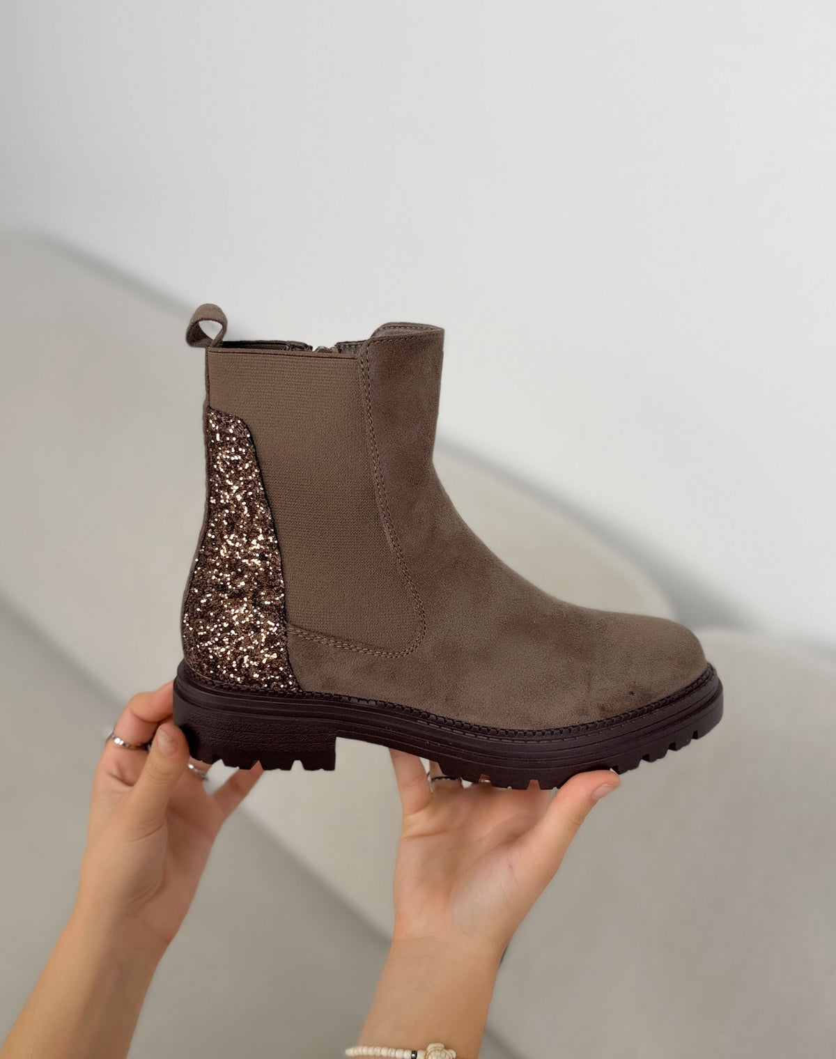 Bottines taupe femme effet daim à empiècement pailleté et semelle crantée