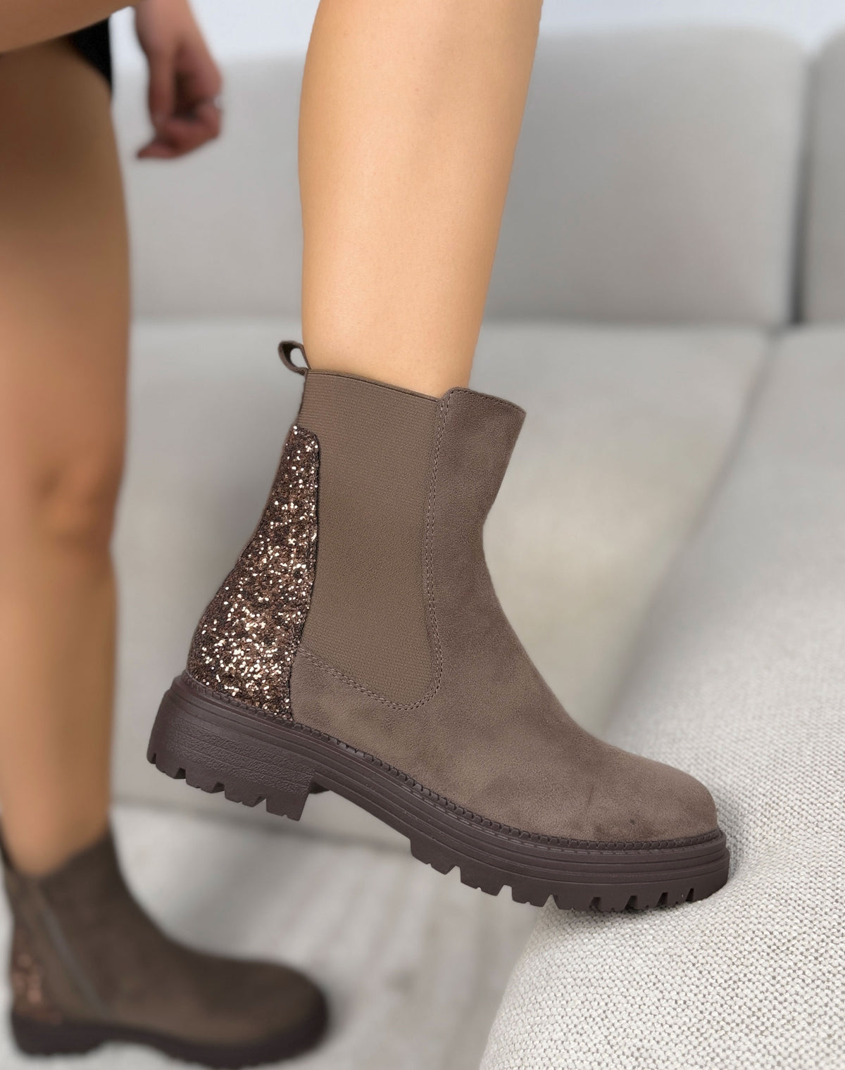 Bottines taupe femme effet daim à empiècement pailleté et semelle crantée