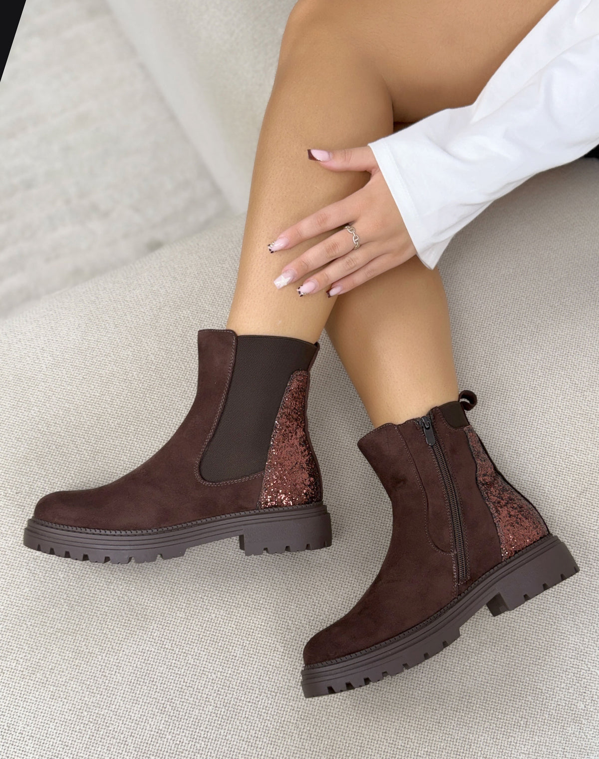 Bottines marron femme effet daim à empiècement pailleté et semelle crantée