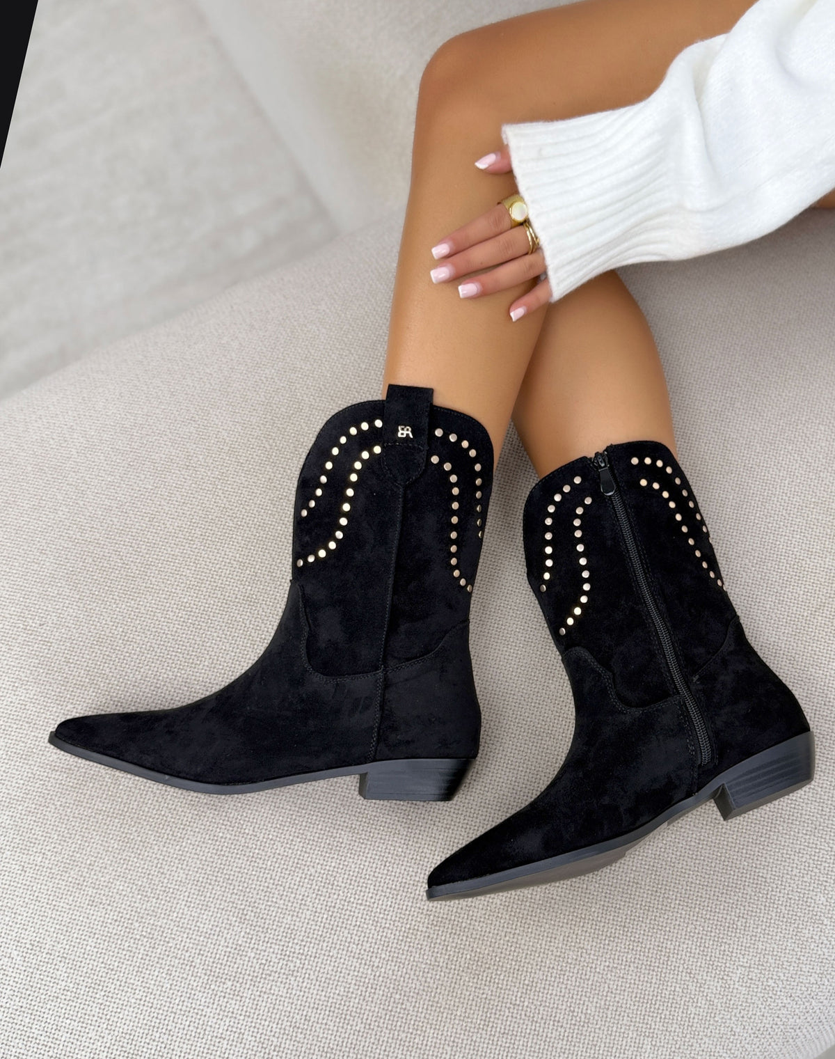 Bottines santiag noires femme effet daim cloutées à talon bas