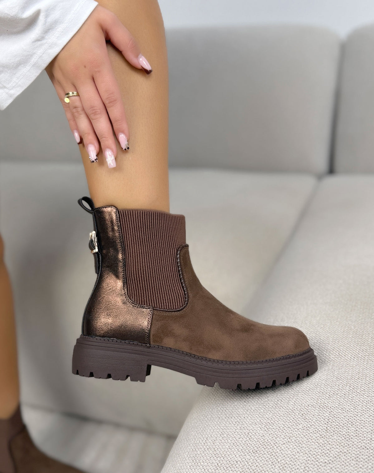 Bottines camel femme effet daim à empiècement bronze et semelle crantée